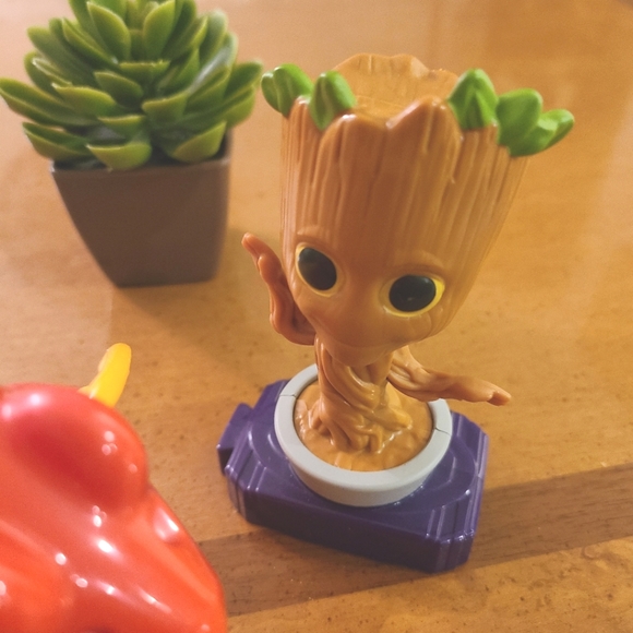 Red Pterodactyl & Happy Meal toy Groot - Picture 6 of 6